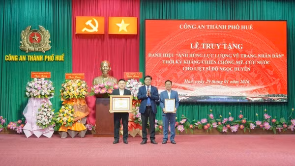 Thừa ủy quyền của Chủ tịch nước Cộng hòa xã hội chủ nghĩa Việt Nam, đại diện lãnh đạo Thành ủy Huế đã trao quyết định cho thân nhân liệt sĩ, anh hùng lực lượng vũ trang nhân dân Đỗ Ngọc Huyền.