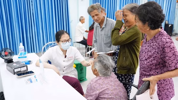 Thành phố Huế đã phát động chương trình khám sức khỏe định kỳ và khám sàng lọc miễn phí cho người dân trên địa bàn giai đoạn 2026-2030 vào sáng nay (1/7).