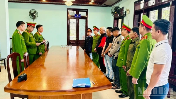 Cơ quan điều tra tống đạt quyết định khởi tố vụ án, khởi tố các bị can.