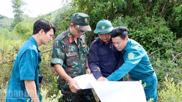 Lực lượng tìm kiếm khoanh vùng, xác định tọa độ nghi có mộ liệt sĩ theo thông tin. (Ảnh: DƯƠNG QUANG TIẾN)