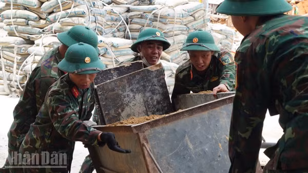 Bộ đội vận chuyển vật tư xây dựng vào công trình. 