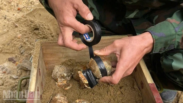 Lực lượng công binh xử lý số bom đạn vừa phát lộ.