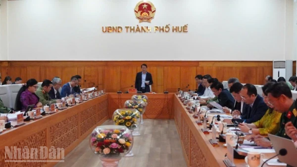 Đại tướng Lương Tam Quang làm việc với Ủy ban bầu cử thành phố Huế.