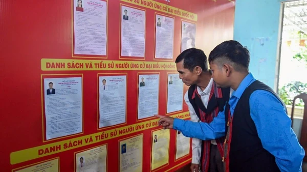 Cử tri xã A Lưới 1 tìm hiểu các ứng cử viên qua bản niêm yết.