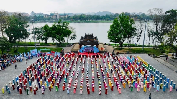 Khoảng 1000 chị em sáng nay 7/3 đã điểm sắc cho công viên bên bờ sông Hương.