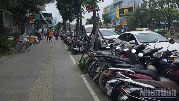 Phường Thuận Hóa cấm để xe máy trên hè ở nhiều tuyến đường trung tâm.