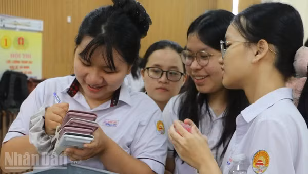 Sau giờ làm bài ở điểm thi Trường trung học phổ thông Quốc học Huế. (Ảnh DQT)