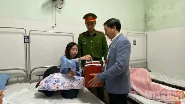 Bệnh nhân ở Bệnh viện trường Đại học Y dược Huế thực hiện quyền công dân tại giường bệnh.