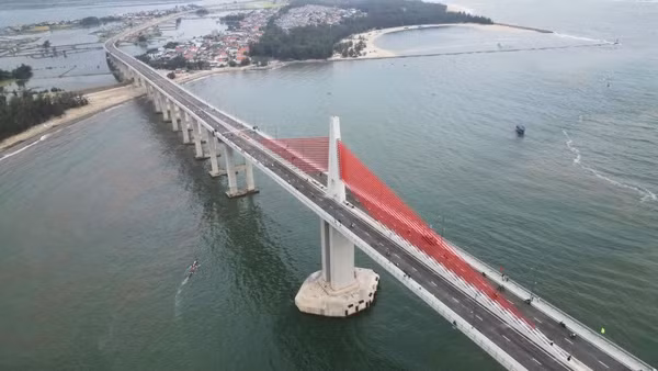 Cầu vượt cửa biển Thuận An được xem là cầu vượt cửa biển dài nhất miền trung.