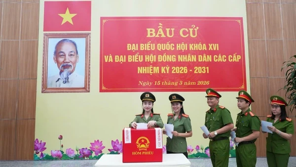 Cán bộ, chiến sĩ Công an thành phố Huế hoàn thành việc bỏ phiếu.