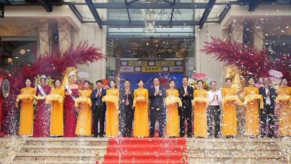 Lãnh đạo thành phố cùng lãnh đạo Tập đoàn Vietravel cắt băng, đánh dấu thời điểm tòa nhà được đưa vào khai thác.