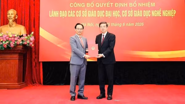 Giáo sư, Tiến sĩ, bác sĩ Nguyễn Vũ Quốc Huy được Bộ trưởng Giáo dục và Đào tạo Hoàng Minh Sơn trao quyết định Quyền Giám đốc Đại học Huế ngày 5/6/2026.