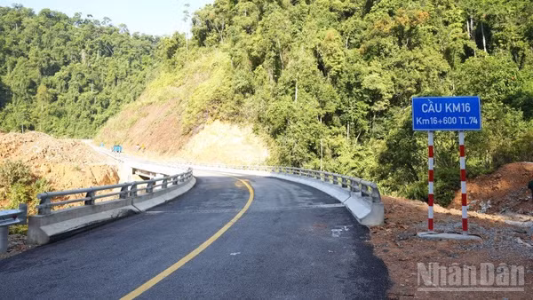 Công trình hoàn thành đồng bộ các hạng mục gồm nền, mặt đường, 211 cống các loại, 3 cầu xây mới, sửa chữa 4 cầu cũ cùng hệ thống thoát nước.