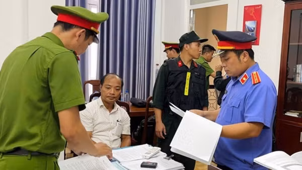 Cơ quan điều tra tiến hành khám xét nhà, nơi làm việc của các đối tượng.