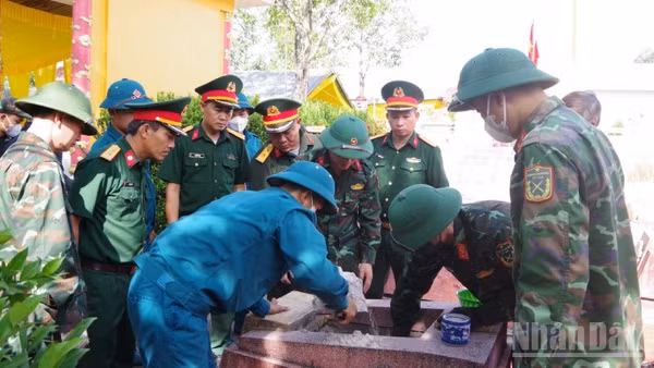 Công tác lấy mẫu hài cốt liệt sĩ được các lực lượng phối hợp thực hiện chặt chẽ, chu đáo. (Ảnh: Lê Sáu)