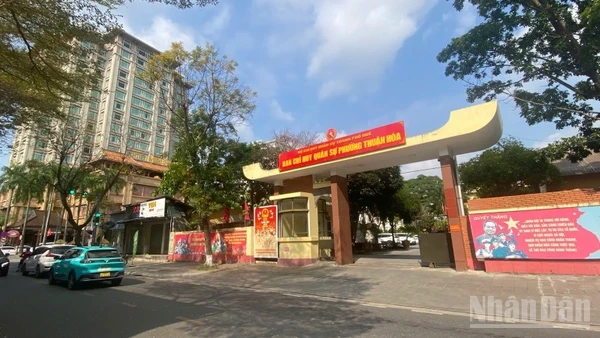 Bảo tàng Lịch sử thành phố Huế được đặt tại số 3 đường Hùng Vương, vốn là doanh trại Ban Chỉ huy quân sự thành phố (cũ).