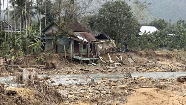 Sau đợt mưa lụt tháng 11/2025, nhiều đoạn sông Tả Trạch bị sạt lở, khoét sâu, áp sát khu dân cư.