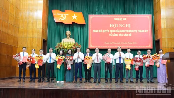 Lãnh đạo thành phố tặng hoa chúc mừng các đồng chí được điều động, bổ nhiệm đợt này. 