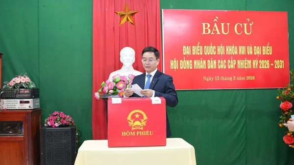 Đồng chí Bí thư thành ủy Huế thực hiện quyền công dân.