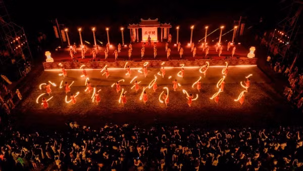 Người dân, du khách đến Huế trong dịp lễ Giỗ Tổ Hùng Vương tăng đột biến.