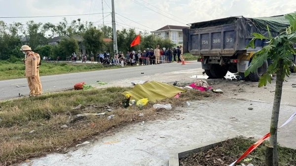 Hiện trường vụ tai nạn tại Km34+400 Quốc lộ 49B qua phường Phong Quảng, thành phố Huế