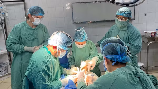 Ca phẫu thuật kéo dài hơn 4 giờ để nối bàn chân bị đứt lìa. (Ảnh do kíp phẫu thuật cung cấp)