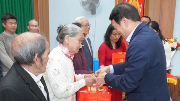 Đại tướng Lương Tam Quang trao quà Tết tại xã Hưng Lộc, thành phố Huế.