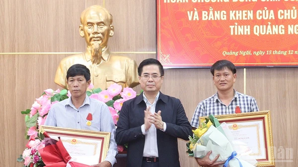 Chủ tịch Ủy ban nhân dân tỉnh Quảng Ngãi Nguyễn Hoàng Giang trao Huân chương Dũng cảm của Chủ tịch nước tặng thưởng cho 2 công dân đặc khu Lý Sơn.