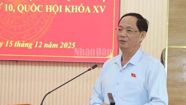 Phó Chủ tịch Quốc hội Trần Quang Phương phát biểu tại buổi tiếp xúc cử tri phường Đức Phổ.