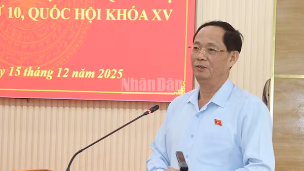 Phó Chủ tịch Quốc hội Trần Quang Phương phát biểu tại buổi tiếp xúc cử tri phường Đức Phổ.