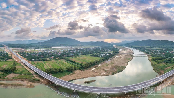 Đường cao tốc Quảng Ngãi-Hoài Nhơn như một dải lụa vắt qua nhiều vùng quê, kết nối các vùng kinh tế trọng điểm.