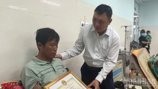 Chủ tịch Ủy ban nhân dân đặc khu Lý Sơn Nguyễn Văn Huy thăm hỏi, trao tặng Giấy khen cho ông Phan Duy Quang.