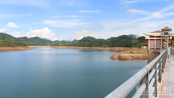 Hồ chứa nước Nước Trong, hồ chứa có dung tích lớn nhất tỉnh Quảng Ngãi tiến hành tăng lưu lượng điều tiết từ 15 giờ ngày 1/12 để chủ động ứng phó với mưa lũ.