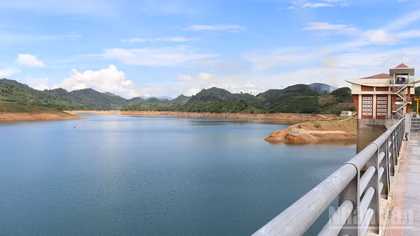 Hồ chứa nước Nước Trong, hồ chứa có dung tích lớn nhất tỉnh Quảng Ngãi tiến hành tăng lưu lượng điều tiết từ 15 giờ ngày 1/12 để chủ động ứng phó với mưa lũ.