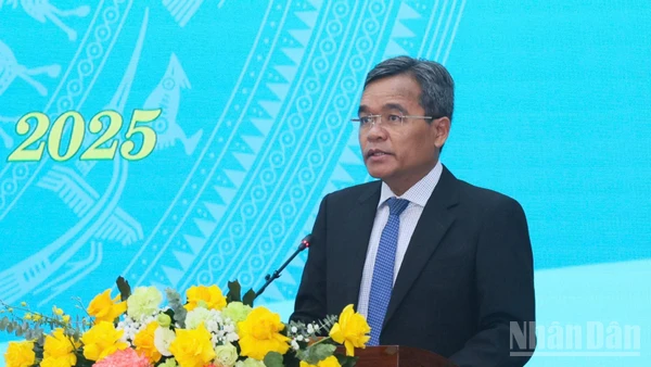 Đồng chí Hồ Văn Niên, Ủy viên Trung ương Đảng, Bí thư Tỉnh ủy Quảng Ngãi phát biểu tại kỳ họp.