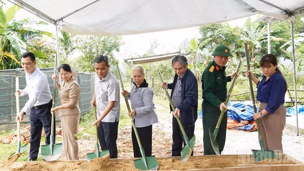 Bí thư Tỉnh ủy Quảng Ngãi Hồ Văn Niên cùng lãnh đạo các ban, sở, ngành của tỉnh và địa phương thực hiện nghi thức khởi công xây dựng nhà mới cho gia đình bà Hồ Thị Hương, ở xã Tây Trà.