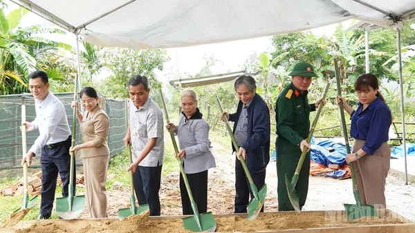Bí thư Tỉnh ủy Quảng Ngãi Hồ Văn Niên cùng lãnh đạo các ban, sở, ngành của tỉnh và địa phương thực hiện nghi thức khởi công xây dựng nhà mới cho gia đình bà Hồ Thị Hương, ở xã Tây Trà.