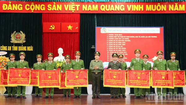 Thượng tướng Lê Văn Tuyến, Thứ trưởng Công an trao Cờ thi đua của Bộ Công an tặng cho các tập thể thuộc Công an tỉnh Quảng Ngãi có thành tích xuất sắc trong phong trào thi đua “Vì an ninh Tổ quốc” năm 2025.