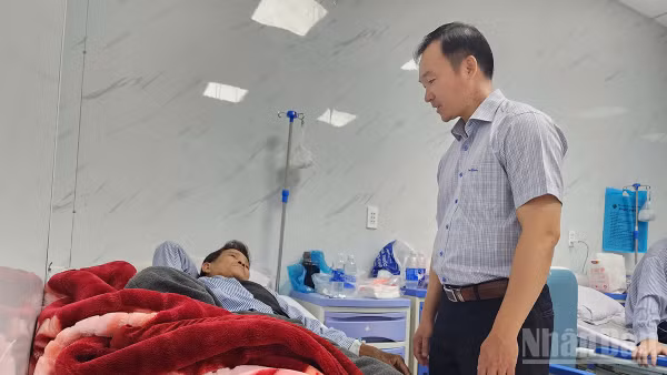 Phó Giám đốc Sở Y tế tỉnh Quảng Ngãi Đỗ Ngọc Hòa thăm hỏi, động viên bệnh nhân bị ngộ độc thực phẩm nghi do ăn bánh mì đang điều trị Bệnh viện đa khoa tư nhân Phúc Hưng.