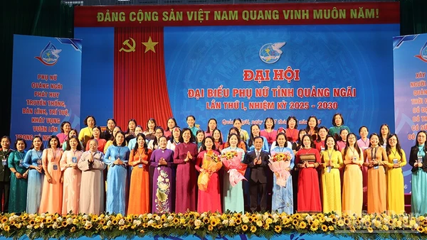 Lãnh đạo Trung ương Hội Liên hiệp Phụ nữ Việt Nam và tỉnh Quảng Ngãi trao quyết định và tặng hoa chúc mừng Ban Chấp hành Hội Liên hiệp Phụ nữ tỉnh Quảng Ngãi, nhiệm kỳ 2025-2030.