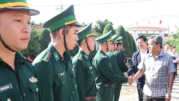 Đồng chí Hồ Văn Niên, Ủy viên Trung ương Đảng, Bí thư Tỉnh ủy Quảng Ngãi đến thăm cán bộ, chiến sĩ Đồn Biên phòng Lý Sơn.