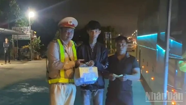 Lực lượng Cảnh sát giao thông Công an tỉnh Quảng Ngãi hỗ trợ tiền và đón xe đưa cháu Lương Lộc Quốc Huy trở về đoàn tụ với gia đình.