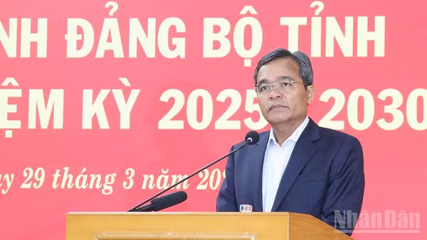 Đồng chí Hồ Văn Niên, Ủy viên Trung ương Đảng, Bí thư Tỉnh ủy Quảng Ngãi phát biểu tại hội nghị.