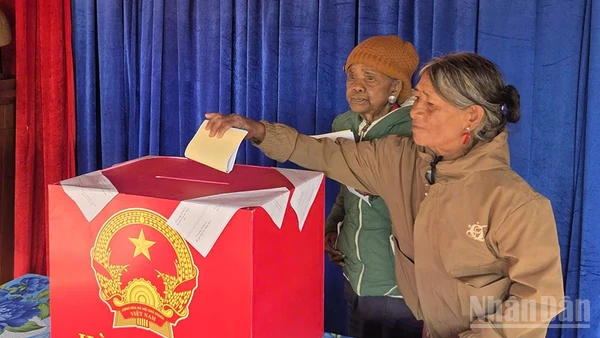 Cử tri thôn Đăk Mế, xã biên giới Bờ Y tham gia bầu cử.