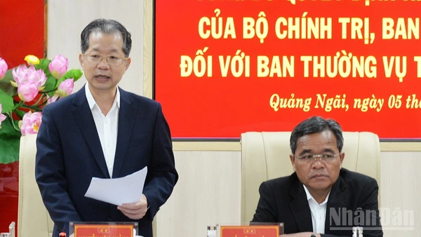 Đồng chí Nguyễn Văn Quảng, Bí thư Trung ương Đảng, Chánh án Tòa án nhân dân tối cao, Trưởng Đoàn kiểm tra, giám sát số 31 của Bộ Chính trị, Ban Bí thư phát biểu ý kiến tại hội nghị.