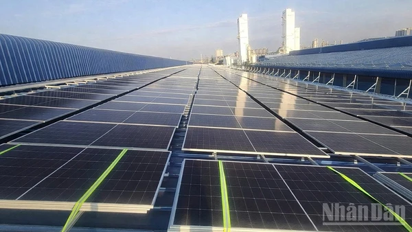 Hệ thống pin điện mặt trời áp mái tại Khu liên hợp sản xuất gang thép Hòa Phát Dung Quất.