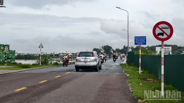 Nước lũ trên sông Trà Khúc giảm dần, ngành chức năng tỉnh Quảng Ngãi cho phép người và phương tiện lưu thông bình thường qua cầu Trà Khúc 1 từ 7 giờ 30 sáng 30/10.