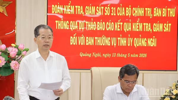 Đồng chí Nguyễn Văn Quảng, Bí thư Trung ương Đảng, Chánh án Tòa án nhân dân tối cao, Trưởng Đoàn kiểm tra, giám sát số 31 của Bộ Chính trị, Ban Bí thư phát biểu ý kiến tại hội nghị.