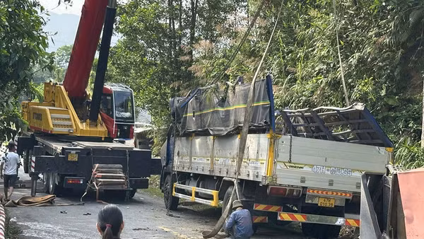 Lực lượng cứu hộ đưa xe tải bị nạn ra khỏi hiện trường để bảo đảm giao thông thông suốt trên đèo Vi-Ô-Lắc.