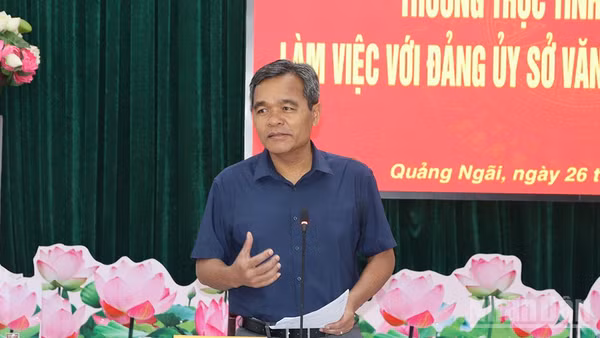 Đồng chí Hồ Văn Niên, Ủy viên Trung ương Đảng, Bí thư Tỉnh ủy Quảng Ngãi phát biểu kết luận buổi làm việc.